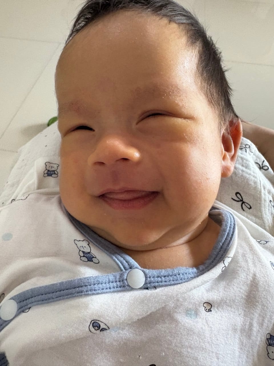 Gửi Mật: Nụ cười 'làm xấu' ngày đầy tháng trọn vẹn yêu thương