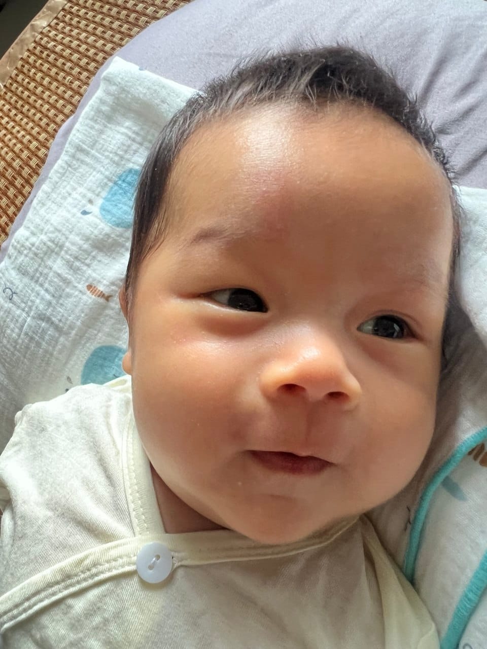 Ánh mắt trong veo của Mật sau buổi sáng được ba chăm chút