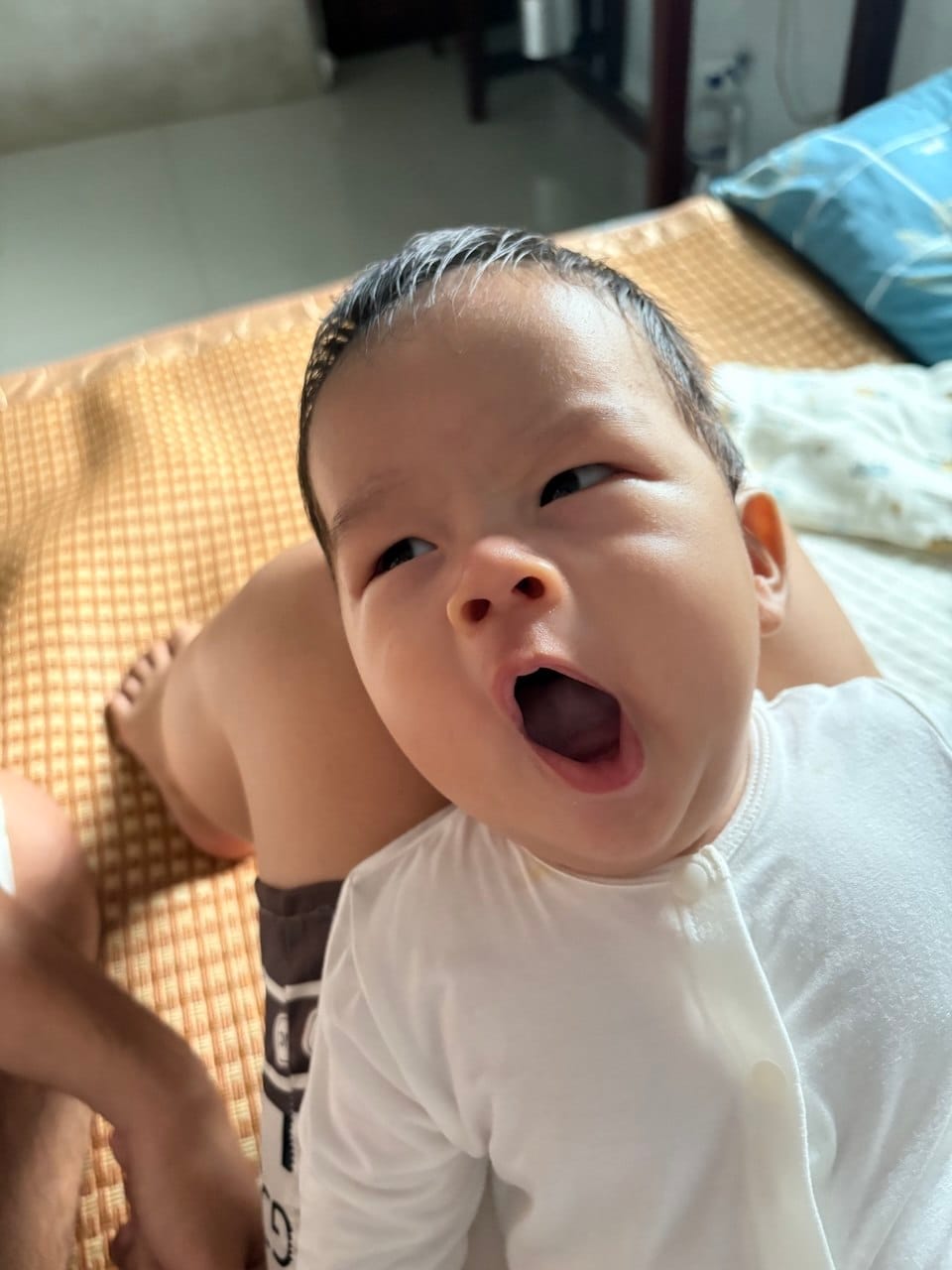 Cái ngáp dài buổi sớm của Mật và tiếng thở dài của ba