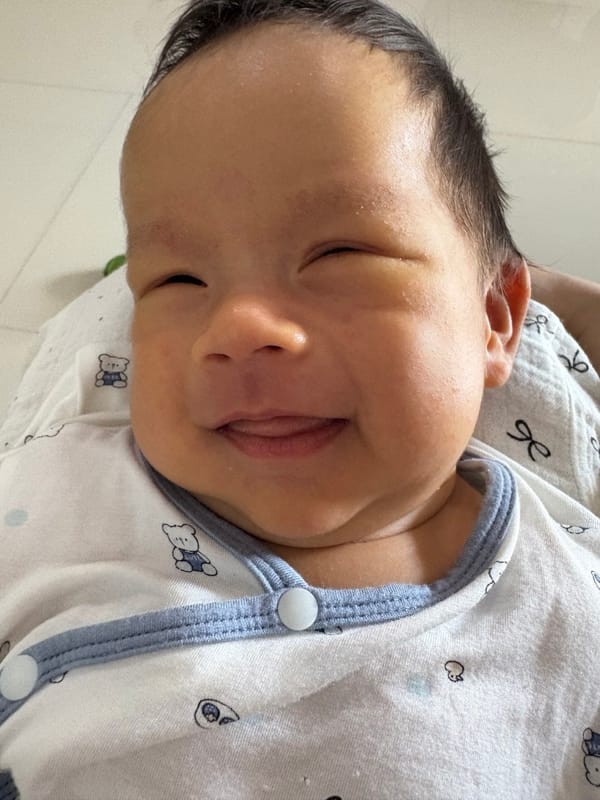 Gửi Mật: Nụ cười 'làm xấu' ngày đầy tháng trọn vẹn yêu thương