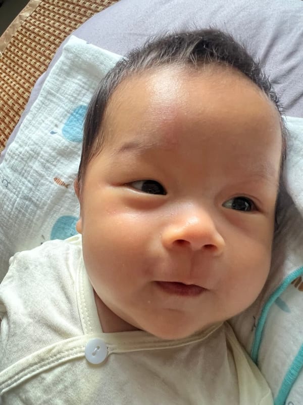 Ánh mắt trong veo của Mật sau buổi sáng được ba chăm chút