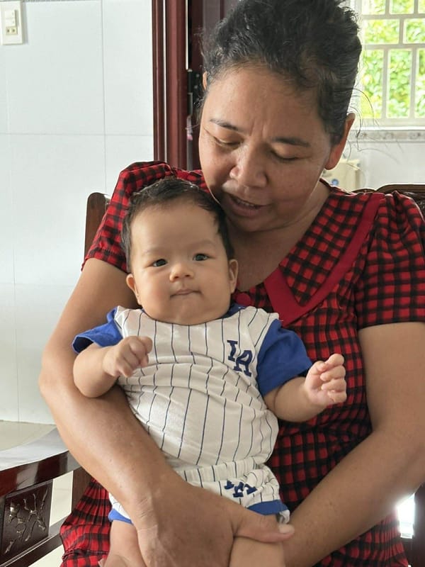 Chiếc áo sọc xanh và vòng tay bình yên của bà nội