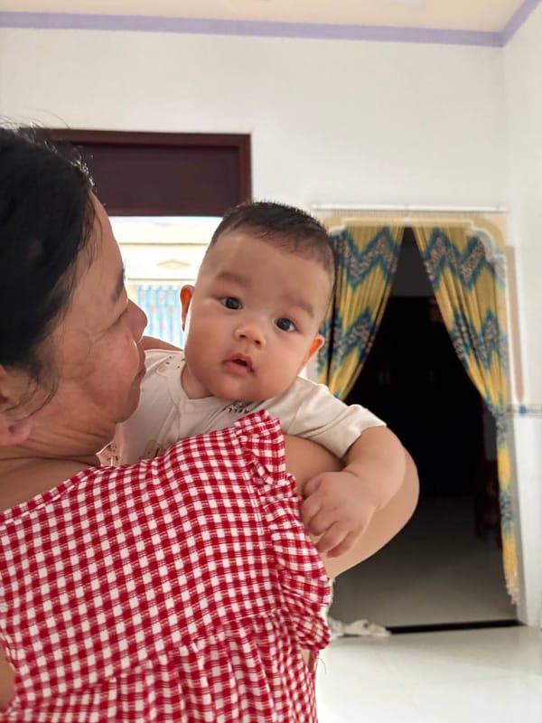 Bình yên vòng tay nội, Mật của ba bốn tháng tuổi